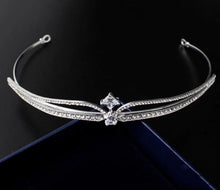 Load image into Gallery viewer, Wedding crown/tiara headpiece